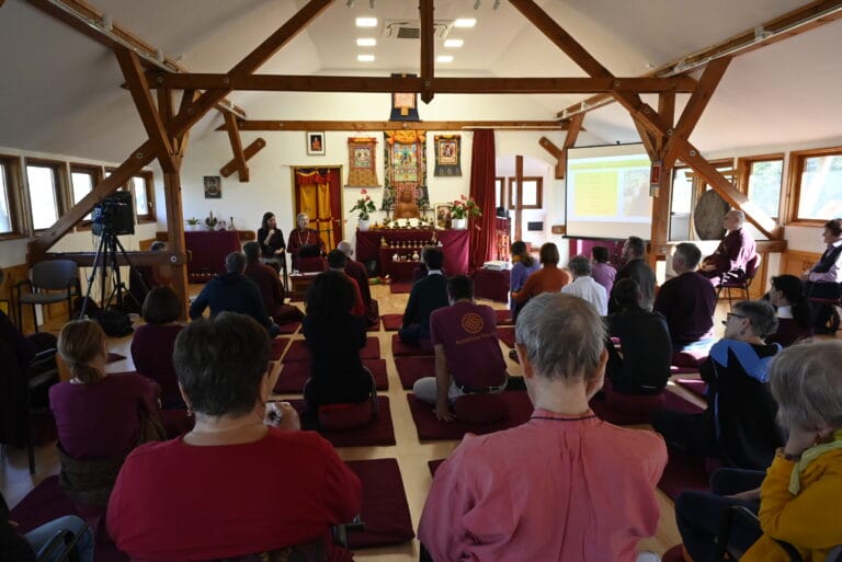 Vajramala előadást tart a Maitreya házban - Buddhista Misszió